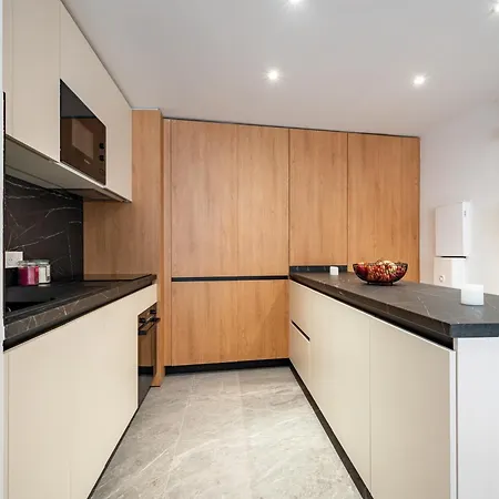 Apartment Near Old Town And Fully Renovated *