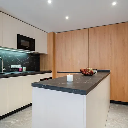 Near Old Town And Fully Renovated *
